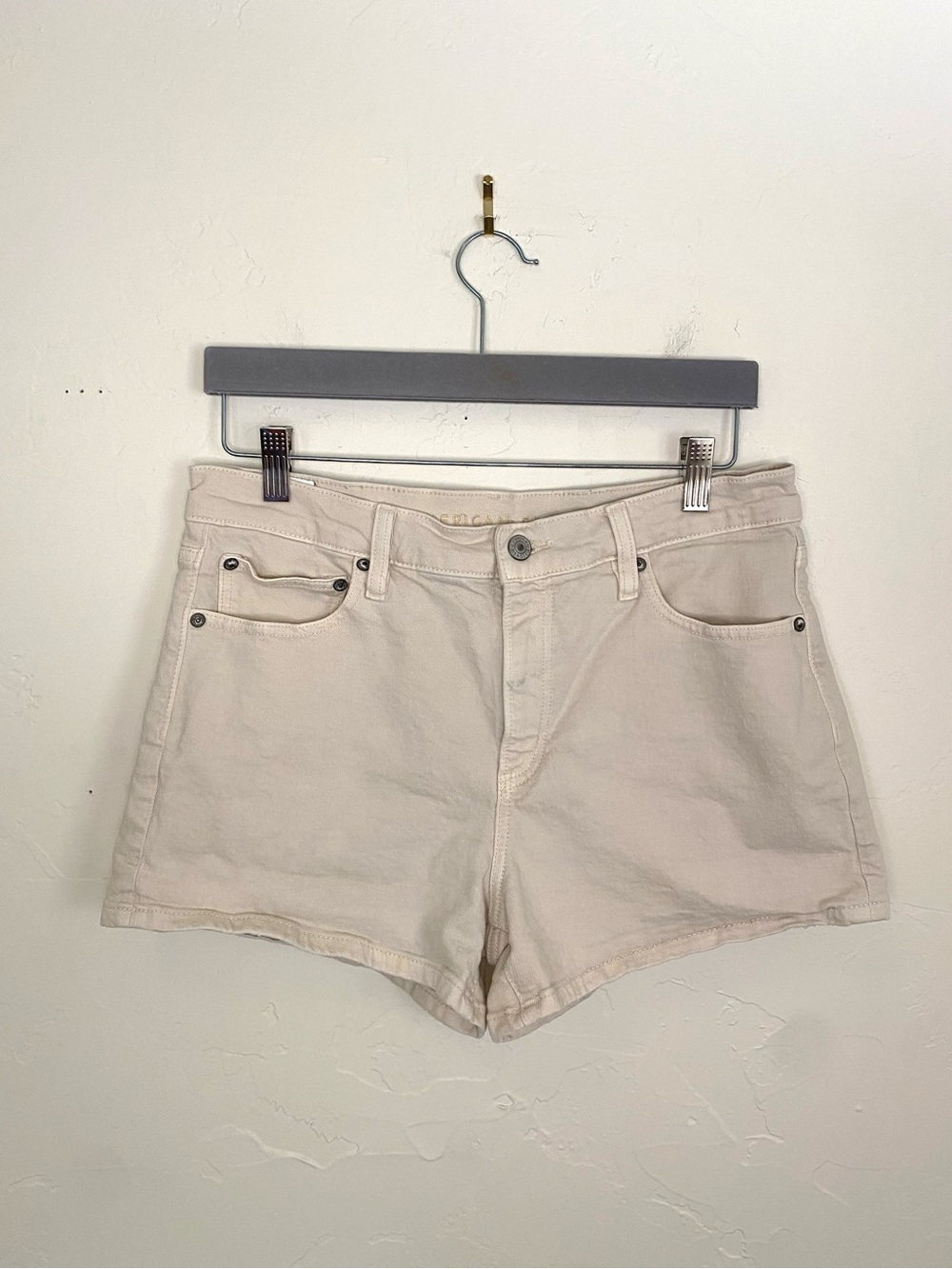 American Eagle Size 8 Cream High-Rise Denim Shorts